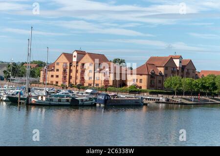 Bristol-June-2020-England-une vue rapprochée des bâtiments de la maison qui sont situés juste à côté de la station d'eau-habour avec des bateaux qui ont été dotte Banque D'Images