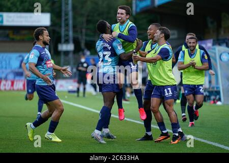 High Wycombe, Royaume-Uni. 06e juillet 2020. BUT - Fred Onyedinma de Wycombe Wanderers (23) célèbre après avoir classé le premier but de son équipe lors du match semi-final de la Ligue 1 de Sky Bet entre Wycombe Wanderers (4) et Fleetwood Town (1) derrière des portes fermées en raison des directives actuelles de confinement de Covid-19 sur le sport à Adams Park, High Wycombe, Angleterre, le 6 juillet 2020. Photo de David Horn. Crédit : images Prime Media/Alamy Live News Banque D'Images