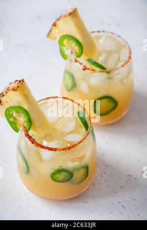Cocktail alcoolisé à l'ananas jalapeno margarita Banque D'Images