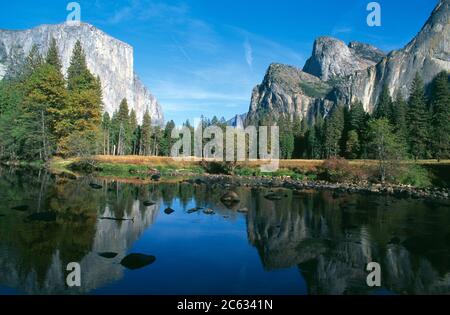 Vue sur la vallée de Yosemite avec le célèbre El Capitan et l'idyllique Merced River, Californie, États-Unis