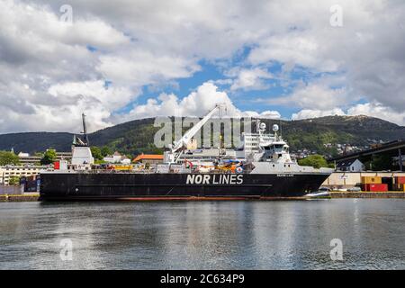 Reefer et projeter le navire de cargaison Silver Lake au quai Frieleneskaien, dans le port de Bergen, Norvège. Monter Floeyen en arrière-plan Banque D'Images