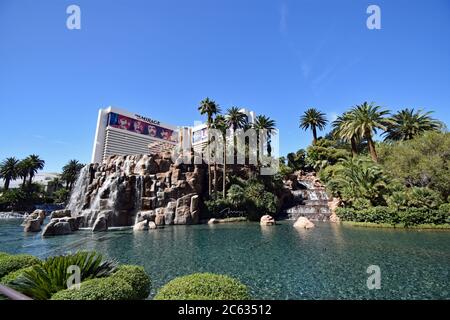 L'hôtel et casino Mirage à Las Vegas. Publicité pour le spectacle Beatles : Love Cirque du Soleil. Le lac, la cascade et le volcan sont visibles. Banque D'Images