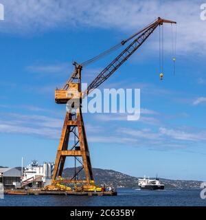 L'immense grue côtière du vieux chantier naval BMV à Laksevaag. Navire de soute et de projet Silver Lake à Byfjorden, au départ du port de Bergen, non Banque D'Images