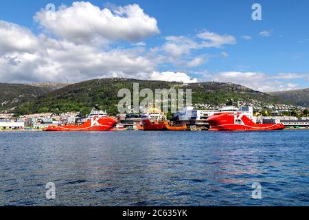 Navires-sœurs offshore AHTS manutention de remorqueurs de l'approvisionnement des vesses KL Sandefjord et KL Saltfjord dans le port de Bergen, Norvège. Monter Floeyen à l'arrière Banque D'Images