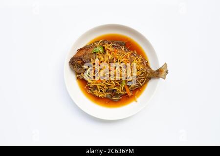 Poisson frits avec gingembre et sauce soja sur assiette à vaisselle blanche. Vue de dessus Banque D'Images