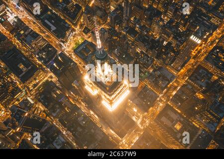 Vue aérienne à couper le souffle de l'Empire State Building la nuit à Manhattan, New York City, avec son quartier général lumineux Banque D'Images