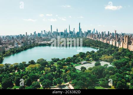 Vers septembre 2019 : vue spectaculaire sur Central Park à Manhattan avec de beaux arbres verts et Skyline du siège de New York Banque D'Images