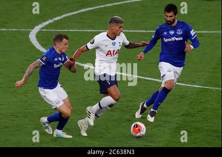 Erik Lamela (au centre) de Tottenham Hotspur en action avec Lucas digne (à gauche) et Andre Gomes d'Everton lors du match de la première Ligue au Tottenham Hotspur Stadium, Londres. Banque D'Images