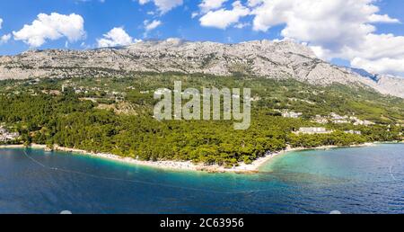 Vue aérienne de la plage de Punta Rata à Brela, Dalmatie, Croatie Banque D'Images