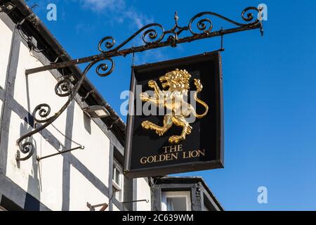 Panneau pour le Golden Lion pub à Barnard Castle, Angleterre, Royaume-Uni.visité par Dominic Cummings pour tester sa vue. Banque D'Images