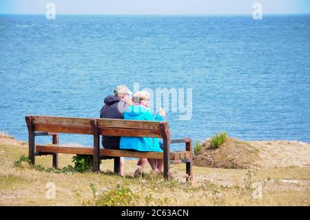 Portland. 6 juillet 2020. Météo Royaume-Uni. Les gens aiment être dehors dans le soleil sur la belle île de Portland à Dorset. Crédit : stuart fretwell/Alay Live News Banque D'Images