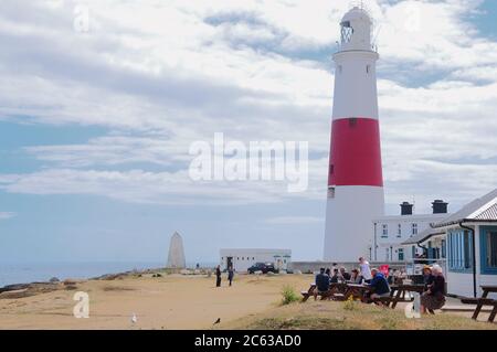 Portland. 6 juillet 2020. Météo Royaume-Uni. Les gens aiment être dehors dans le soleil sur la belle île de Portland à Dorset. Crédit : stuart fretwell/Alay Live News Banque D'Images