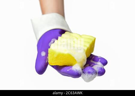 La main avec des gants presse une éponge de lavage de vaisselle avec de la mousse Banque D'Images