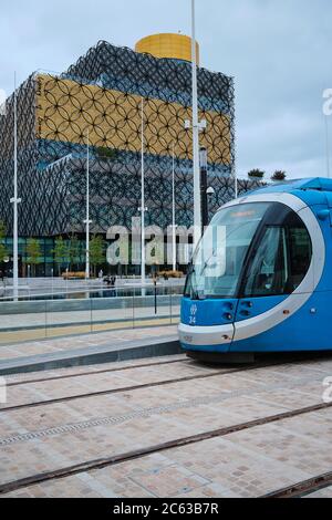 La Bibliothèque de Birmingham et un tramway à Centenary Square, Birmingham, Royaume-Uni Banque D'Images