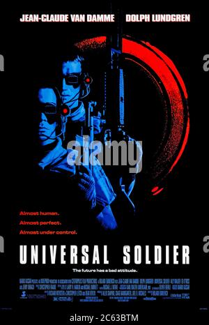 Universal Soldier (1982) dirigé par Roland Emmerich et mettant en vedette Jean-Claude Van Damme, Dolph Lundgren et Ally Walker. Deux anciens combattants vietnamiens morts sont réanimés en guerriers surhumains, mais les torts de leur vie précédente les hantent. Banque D'Images