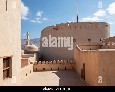 La mosquée du Sultan Qaboos, qui s'élève au-dessus du fort de Nizwa, Nizwa, Sultanat d'Oman. Banque D'Images