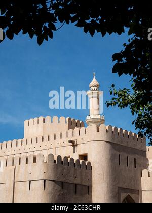 La mosquée du Sultan Qaboos derrière le fort de Nizwa, Nizwa, Sultanat d'Oman. Banque D'Images