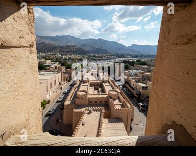 A l'intérieur du fort de Nizwa, surplombant le suoq de Nizwa, Sultanat d'Oman. Banque D'Images