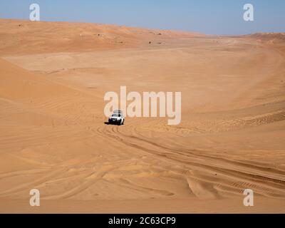 Quatre roues dans les dunes de sable du désert de Ramlat Al Wahiba, connu localement sous le nom de quartier vide, Sultanat d'Oman. Banque D'Images