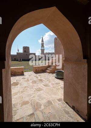 Le drapeau omanais à mi-mât pour signifier la mort du sultan Qaboos au château de Ras Al Has, Sultanat d'Oman. Banque D'Images