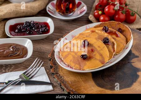 Crêpes au chocolat avec glaçage au chocolat et cerise aigre. Mise au point sélective Banque D'Images