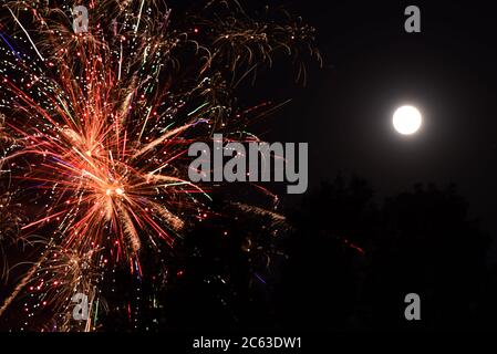 Feux d'artifice et pleine lune le jour de l'indépendance, le 4 juillet. Banque D'Images