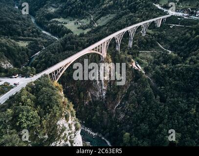 Monténégro. Pont Dzhurdzhevicha. Vue du dessus. Banque D'Images