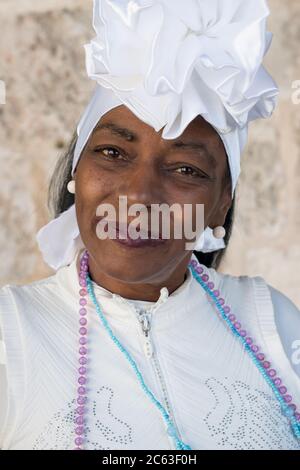 Portrait d'une femme cubaine noire portant une robe traditionnelle blanche Banque D'Images