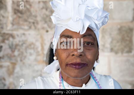 Portrait d'une femme cubaine noire portant une robe traditionnelle blanche Banque D'Images