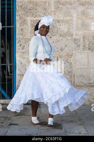 Portrait d'une femme cubaine noire portant une robe traditionnelle blanche Banque D'Images