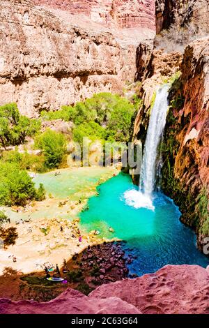 Cascade de Havasu située sur la tribu indienne de Havasupai, dans le nord-ouest de l'Arizona, à côté du parc national du Grand Canyon. Banque D'Images