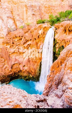 Cascade de Havasu située sur la tribu indienne de Havasupai, dans le nord-ouest de l'Arizona, à côté du parc national du Grand Canyon. Banque D'Images