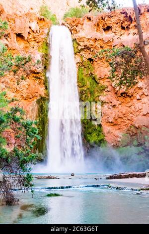 Cascade de Havasu située sur la tribu indienne de Havasupai, dans le nord-ouest de l'Arizona, à côté du parc national du Grand Canyon. Banque D'Images