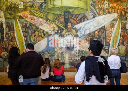 Les visiteurs admirent la peinture murale de Diego Rivera au musée du Palacio de Bellas Artes à Mexico Banque D'Images