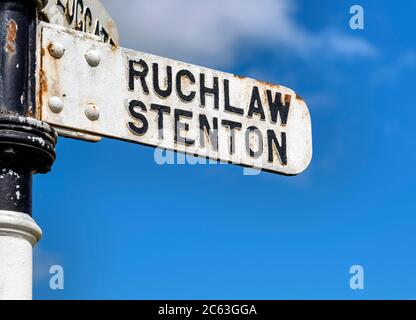 Un panneau East Lothian Road indiquant les directions vers Ruchlaw et Stenton. Banque D'Images