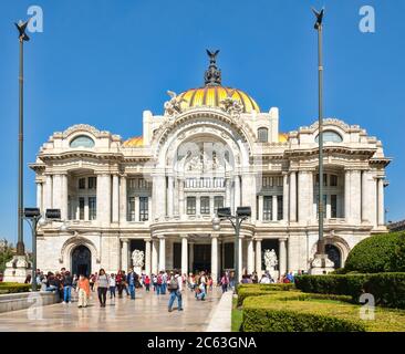 Le Palais des Beaux-Arts o Palacio de Bellas Artes à Mexico, un monument célèbre et un lieu pour montrer l'authentique culture mexicaine Banque D'Images