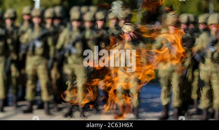 Bucarest, Roumanie - 25 octobre 2018 : image de fond des troupes d'élite de l'armée roumaine floue par la chaleur de la flamme éternelle qui brûle à Th Banque D'Images