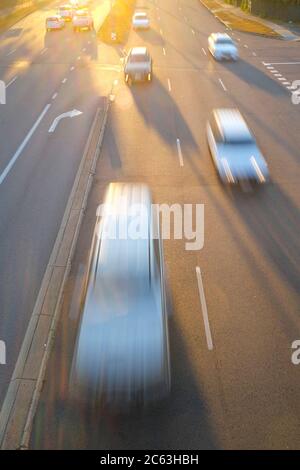 Vue en grand angle des voitures qui zooment sur une route Banque D'Images