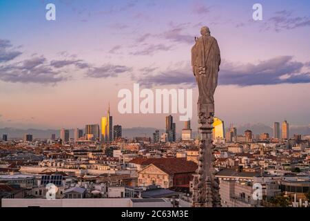 Vue sur les statues de la cathédrale de Milan et L'horizon de Milan vu en arrière-plan Banque D'Images