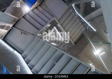 Escalier métallique moderne de bâtiment public à Milan Banque D'Images