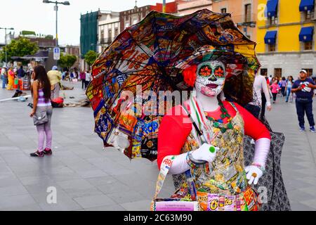 Femme mexicaine portant un costume de Catrina coloré à Mexico Banque D'Images