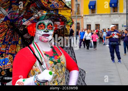 Femme mexicaine portant un costume de Catrina coloré à Mexico Banque D'Images