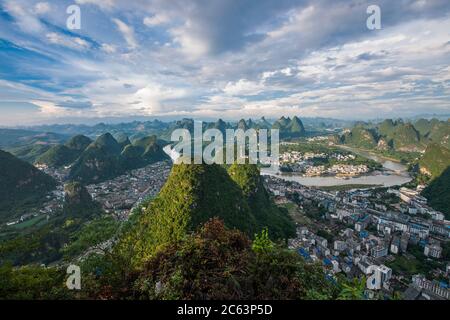 Vue panoramique sur les montagnes de calcaire au-dessus de Yangshuo Banque D'Images