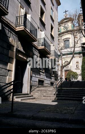 Rue étroite avec des escaliers en pierre près de l'immeuble résidentiel avec des balcons pendant la journée ensoleillée en été Banque D'Images