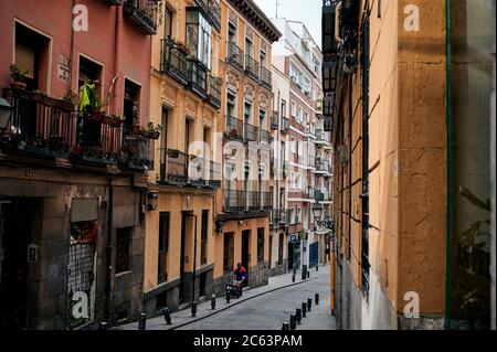 Paysage urbain de chaussée étroite en pente avec bâtiments résidentiels aux façades de pierre de Madrid Banque D'Images