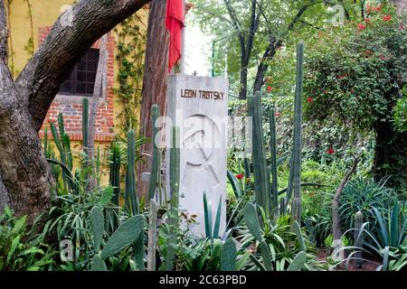 La tombe de Léon Trotsky à la maison où il vivait à Coyoacan, Mexico Banque D'Images