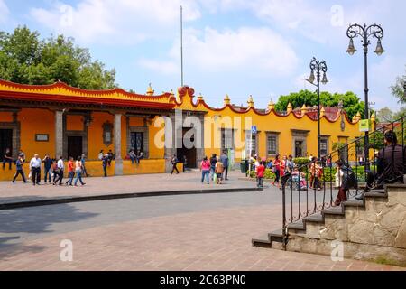 La place principale et l'hôtel de ville dans le quartier historique de Coyoacan à Mexico Banque D'Images