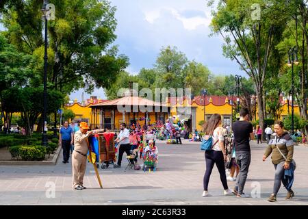 La place principale et l'hôtel de ville dans le quartier historique de Coyoacan à Mexico Banque D'Images