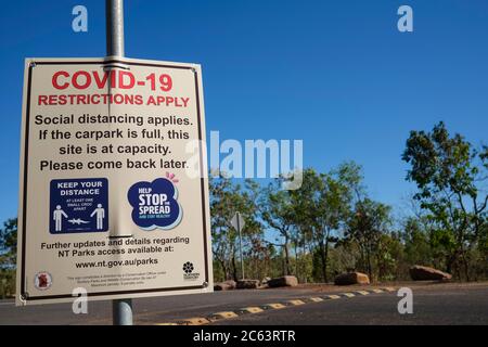 Un panneau Covid-19 à l'entrée du parc national de Litchfield dans le territoire du Nord en Australie Banque D'Images