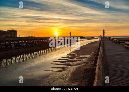 Jetée et phare en bois à Trouville et Deauville dans une belle soirée d'été, en France Banque D'Images